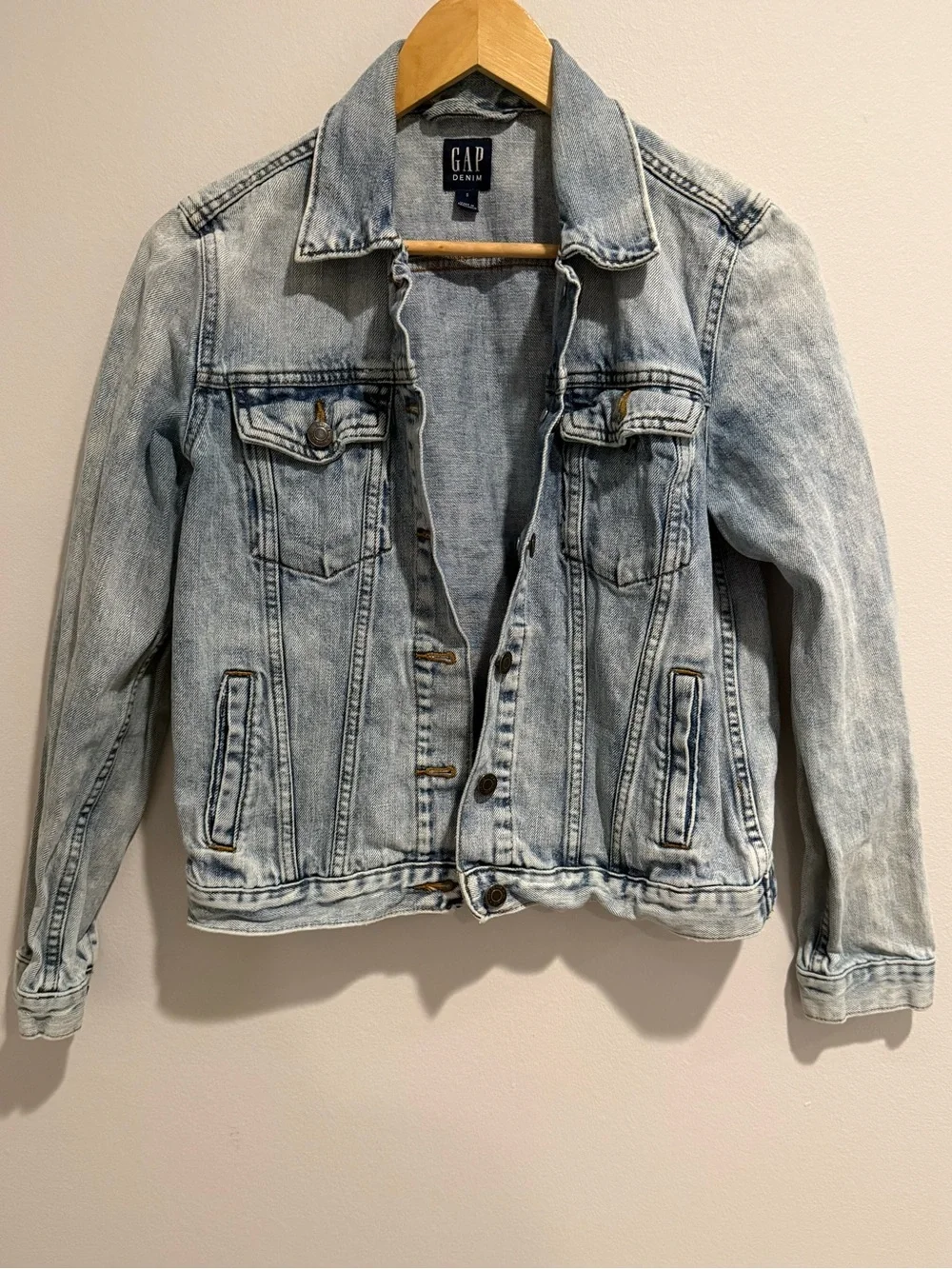 GAP Denim Icon Jacket Light Wash Jean Jacket Size Small Classic Trucker - Picture 2 of 11